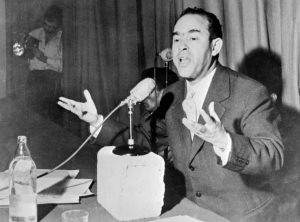 Mehdi Ben Barka accorde une conférence de presse à Casablanca, 1959 ( AFP )