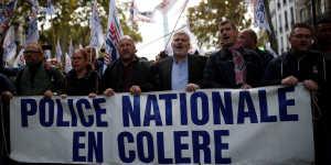 Des policiers manifestent dans les rues de Paris pour demander plus de moyens et plus de sécurité