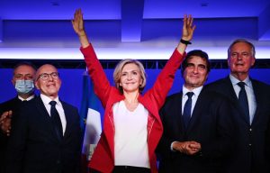 Valérie Pécresse, victorieuse du Congrès des Républicains, entourée par Philippe Juvin, Eric Ciotti, Christian Jacob et Michel Barnier. © AFP / Anne Christine Poujoulat