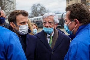 Jean-Pierre Chevènement et Emmanuel Macron lors de la visite de l’usine GE de Belfort début février. Photo ER/Michael DESPREZ