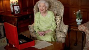 Reine Élizabeth II à son bureau