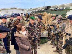 Florence Parly, Ministre des Armées de France, et le général d'armée Thierry Burkhard, aux côtés des forces militaires engagées en Roumanie dans le cadre de la mission AIGLE - TrendsMap via Little Thinktank