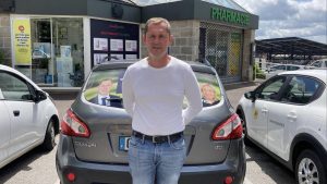 Valéry Elophe devant sa voiture de campagne - Valentin FRANCY