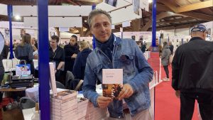 Jérôme de Verdière lors de la 40ème édition de la Foire du Livre de Brive, tenant dans les mains son premier roman intitulé La Robe - Source: Valentin Francy/CSactu