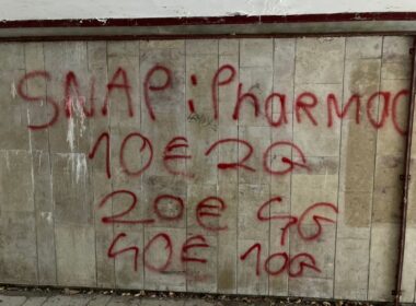 Les murs de la ville de Cognin sont utilisés pour afficher les tarifs de la drogue. Crédit photo: Pierrick Mouëza.