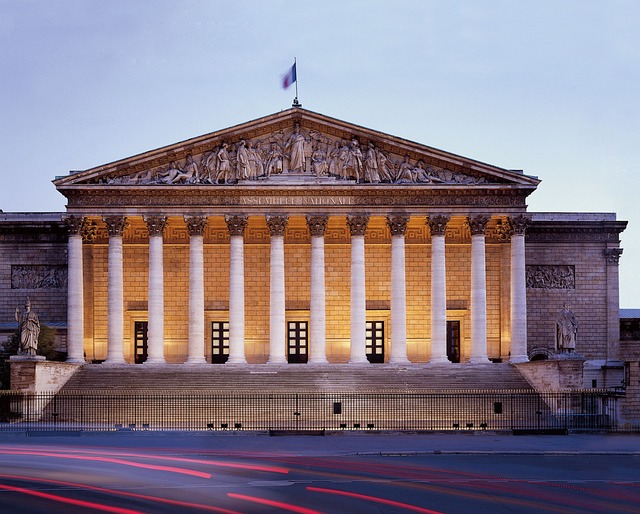 Le Palais Bourbon, siège de l'Assemblée Nationale, haut-lieu de la politique nationale. Crédits: pixabay