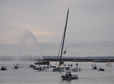 Charles Caudrelier arrive dans le goulet du port de Brest. ©Niels Rooman