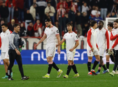 Tête baissée, les andalous quittent la pelouse après le match nul face à Osasuna (1-1) en enchaînant un dixième match sans victoire à domicile. (Crédits : Marca/RAMÓN NAVARRO)