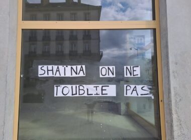 Collage en rapport avec l'affaire Shaïna vu dans les rues de Rennes (35). Shaïna avait été poignardée et brulée vive à l'âge de 15 ans, par des jeunes de son âge. Crédits: Camille Fontaine