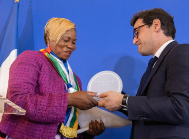 Madame DJANGALA FALL receiving the Simone Veil price / photo given by Mme DJANGALA FALL