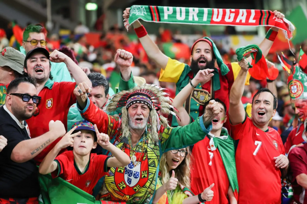 Source : SOFOOT.com / Supporters portugais présents au stade à Leipzig mardi dernier.