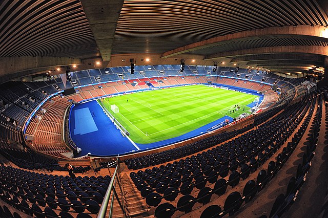 Le Parc des Princes est prêt à accueillir son équipe et celle du Stade Rennais ! (source : https://commons.wikimedia.org/w/index.php?search=Parc+des+Princes&title=Special:MediaSearch&type=image&haslicense=attribution)