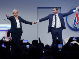 Jordan Bardella et Marine Le Pen lors du Congrès annuel du Rassemblement National, le 5 novembre 2022, à Paris. (Crédits Chesnot/Getty Images)