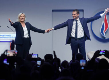 Jordan Bardella et Marine Le Pen lors du Congrès annuel du Rassemblement National, le 5 novembre 2022, à Paris. (Crédits Chesnot/Getty Images)