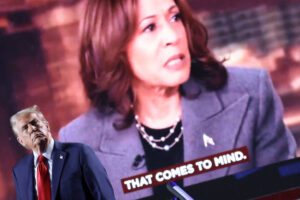 Donald Trump regarde une vidéo de Kamala Harris, le 18 octobre 2024, Détroit, Michigan. (Getty-Images)