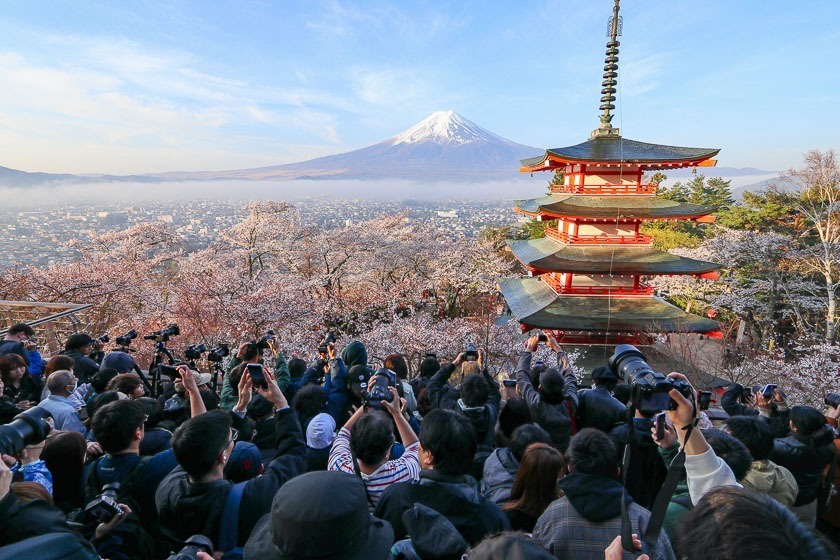 Photo showing overtourism in a famous viewspot in Japan