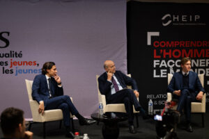 Alain Juppé sur scène lors de sa conférence avec CSactu le 4 novembre 2024