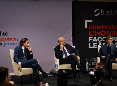 Alain Juppé sur scène lors de sa conférence avec CSactu le 4 novembre 2024