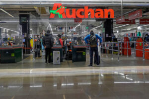 Supermarché "Auchan" dans le centre commercial "Les Quatre temps" ouvert pendant le confinement le 13 janvier 2021, quartier de la Défense. (Photo by Eric BERACASSAT/Gamma-Rapho via Getty Images)