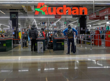 Supermarché "Auchan" dans le centre commercial "Les Quatre temps" ouvert pendant le confinement le 13 janvier 2021, quartier de la Défense. (Photo by Eric BERACASSAT/Gamma-Rapho via Getty Images)