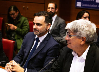 Au premier plan, Eric Coquerel, Président de la Commision des Finances à l'Assemblée Nationale, député LFI, et, au second plan, Laurent Saint-Martin, ministre délégué au Budget, le 25 octobre à l'Assemblée Nationale, à Paris. (Photo by Telmo Pinto/SOPA Images/LightRocket via Getty Images)