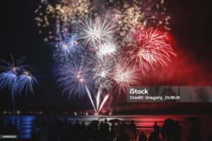 Les jours fériés sont souvent le théâtre de certaines festivités, comme pour honorer la mémoire des anciens combattants ou les valeurs de la République. Crédits: iStock, Grégory Dubus.