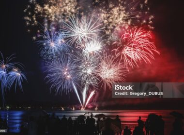 Les jours fériés sont souvent le théâtre de certaines festivités, comme pour honorer la mémoire des anciens combattants ou les valeurs de la République. Crédits: iStock, Grégory Dubus.