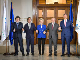 Le président argentin, Javier Milei, le président uruguayen, Luis Lacalle Pou, la presidente de la Commission Européenne, Ursula von der Leyen, et le président brésilien, Lula lors du sommet du Mercosur à Montevideo, en Uruguay, le 6 décembre 2024. (Photo by Santiago Mazzarovich/picture alliance via Getty Images)