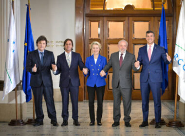 Le président argentin, Javier Milei, le président uruguayen, Luis Lacalle Pou, la presidente de la Commission Européenne, Ursula von der Leyen, et le président brésilien, Lula lors du sommet du Mercosur à Montevideo, en Uruguay, le 6 décembre 2024. (Photo by Santiago Mazzarovich/picture alliance via Getty Images)