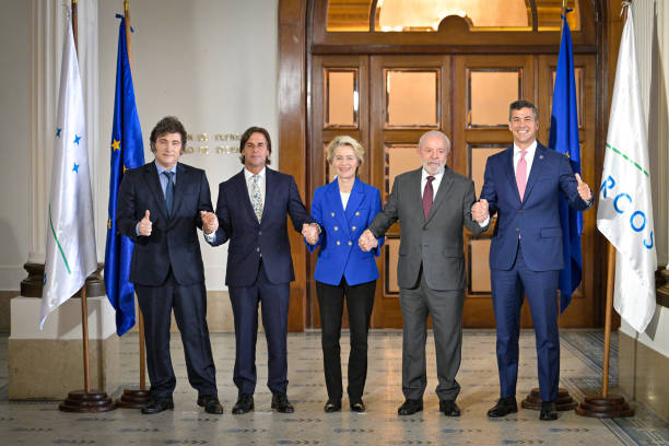 Le président argentin, Javier Milei, le président uruguayen, Luis Lacalle Pou, la presidente de la Commission Européenne, Ursula von der Leyen, et le président brésilien, Lula lors du sommet du Mercosur à Montevideo, en Uruguay, le 6 décembre 2024. (Photo by Santiago Mazzarovich/picture alliance via Getty Images)