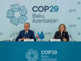 Le ministre de l’Ecologie de l’Azerbaïdjan, Mukhtar Babayev (à gauche), et la directrice exécutive du programme des Nations unies pour l’environnement, Inger Andersen (à droite), ont présenté cet été les enjeux de la future COP29 - Crédits : Ahmed Nayim Yussuf / Flickr UNEP / CC BY-NC-SA 2.0