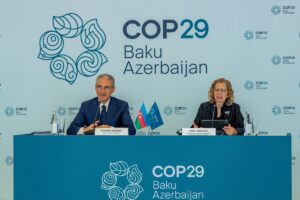 Le ministre de l’Ecologie de l’Azerbaïdjan, Mukhtar Babayev (à gauche), et la directrice exécutive du programme des Nations unies pour l’environnement, Inger Andersen (à droite), ont présenté cet été les enjeux de la future COP29 - Crédits : Ahmed Nayim Yussuf / Flickr UNEP / CC BY-NC-SA 2.0