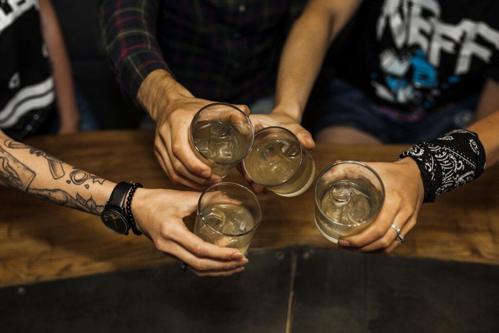 La Gen Z consomme de l'alcool moins souvent que ses aînés mais quand elle le fait, c'est en plus grande quantité. @Freepik