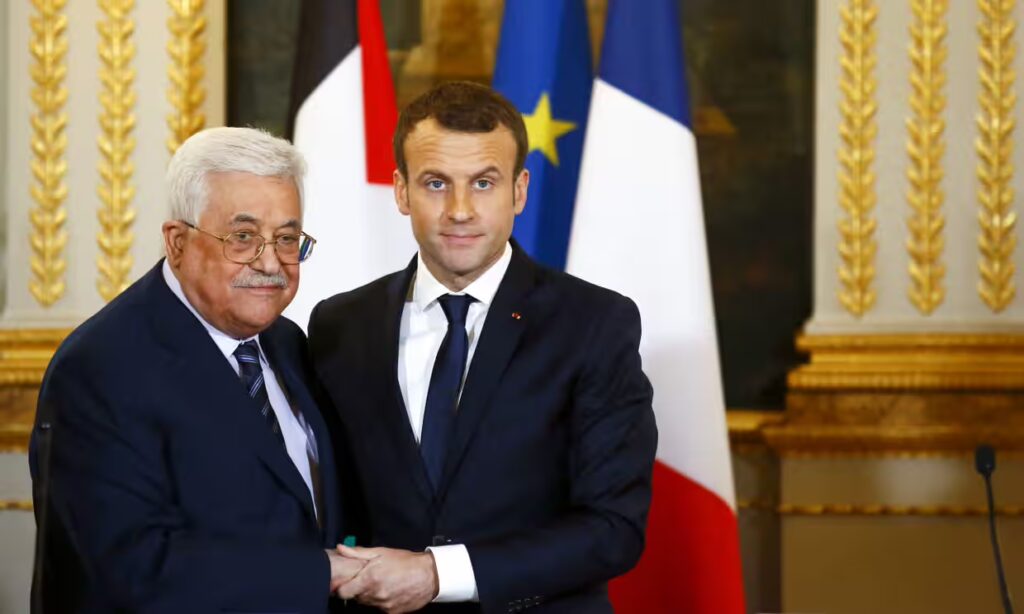 Le président Abbas rencontre Emmanuel Macron au palais de l'Élysée à Paris. Photo : Francois Mori/AFP/Getty Images.