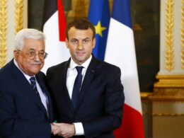 Le président Abbas rencontre Emmanuel Macron au palais de l'Élysée à Paris. Photo : Francois Mori/AFP/Getty Images.