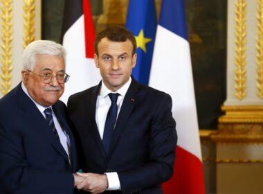 Le président Abbas rencontre Emmanuel Macron au palais de l'Élysée à Paris. Photo : Francois Mori/AFP/Getty Images.