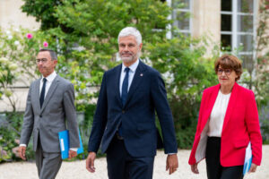 Bruno Retailleau, Laurent Wauquiez et Annie Genevard, lors d'une rencontre avec Emmanuel Macron, le 23 aoüt 2024. Photographer: Benjamin Girette/Bloomberg via Getty Images