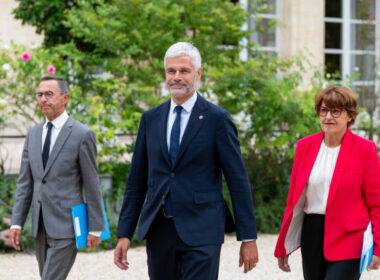 Bruno Retailleau, Laurent Wauquiez et Annie Genevard, lors d'une rencontre avec Emmanuel Macron, le 23 aoüt 2024. Photographer: Benjamin Girette/Bloomberg via Getty Images