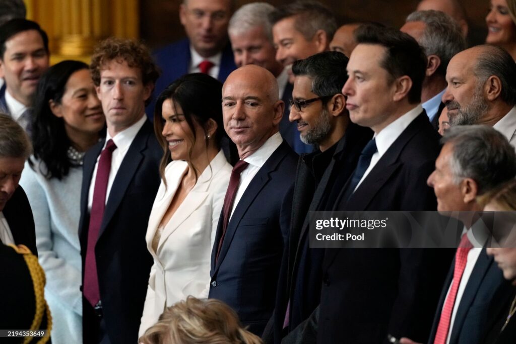 WASHINGTON, DC - 20 JANVIER : Des invités dont Mark Zuckerberg, Lauren Sanchez, Jeff Bezos, Sundar Pichai et Elon Musk assistent à l’inauguration de Donald J. Trump dans la rotonde du Capitole américain le 20 janvier 2025 à Washington. Getty Images