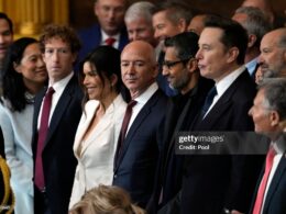 WASHINGTON, DC - 20 JANVIER : Des invités dont Mark Zuckerberg, Lauren Sanchez, Jeff Bezos, Sundar Pichai et Elon Musk assistent à l’inauguration de Donald J. Trump dans la rotonde du Capitole américain le 20 janvier 2025 à Washington. Getty Images