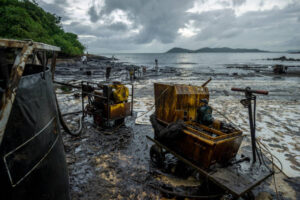 Image d'une plage recouverte de mazout à la suite d'une marée noire. @Getty image