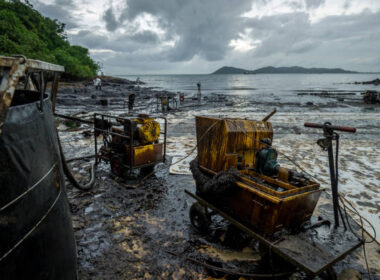 Image d'une plage recouverte de mazout à la suite d'une marée noire. @Getty image