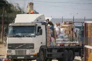 Aide humanitaire entrant à Gaza, 21 octobre 2021. (Photo by Ahmad Hasaballah/Getty Images)